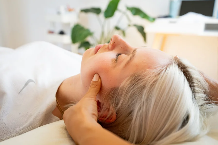 Behandlung des Kiefergelenks einer Patientin