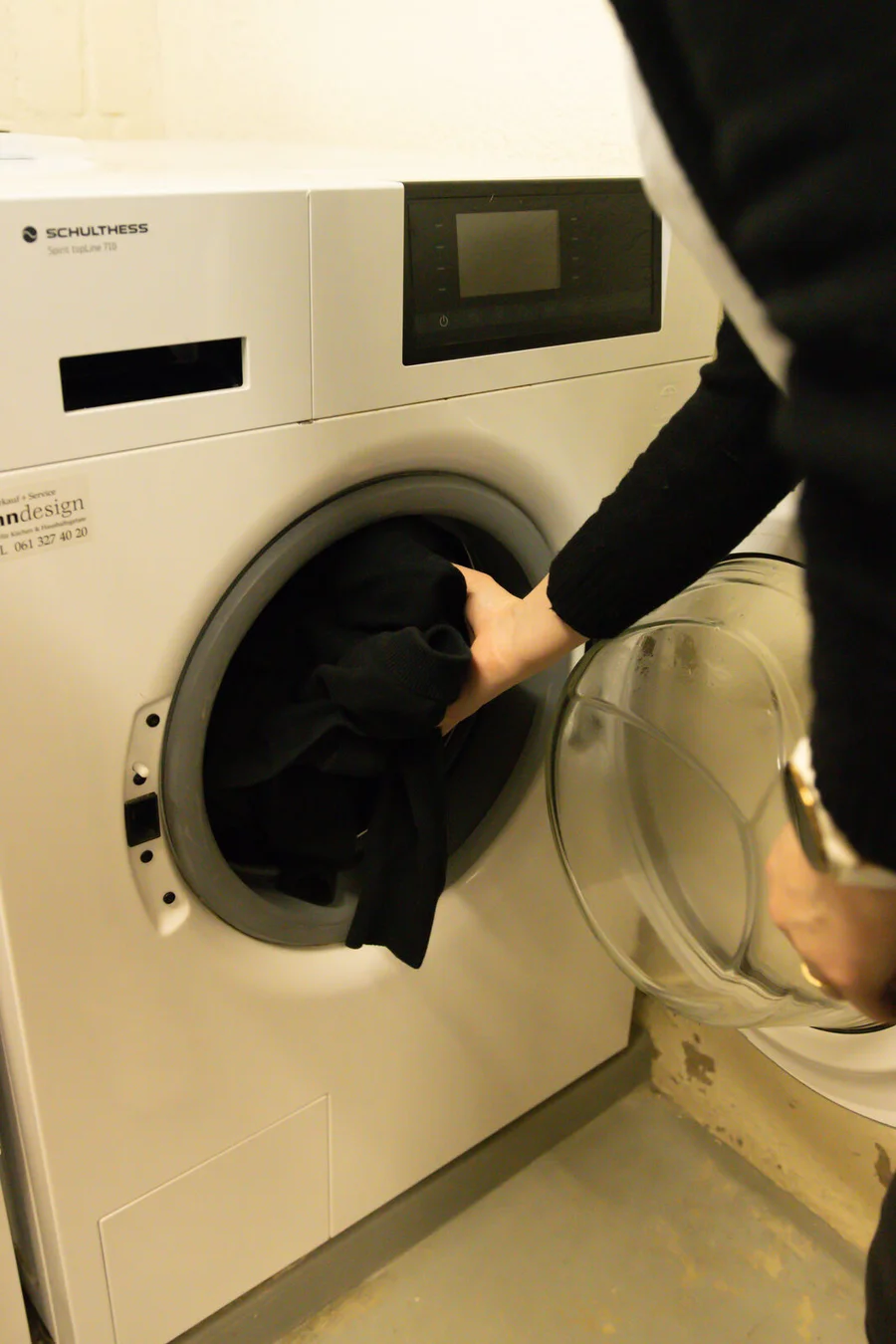 Frisch gewaschene Wäsche wird aus der Waschmaschine genommen