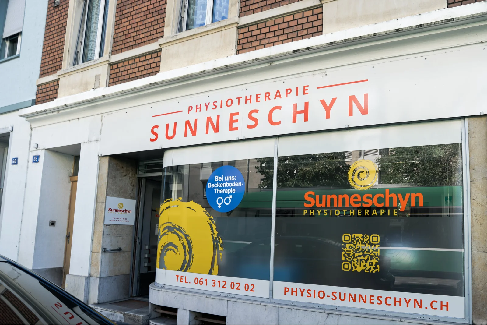 Eingang der Sunneschyn GmbH an der Hardstrasse in Basel mit Firmenschild.