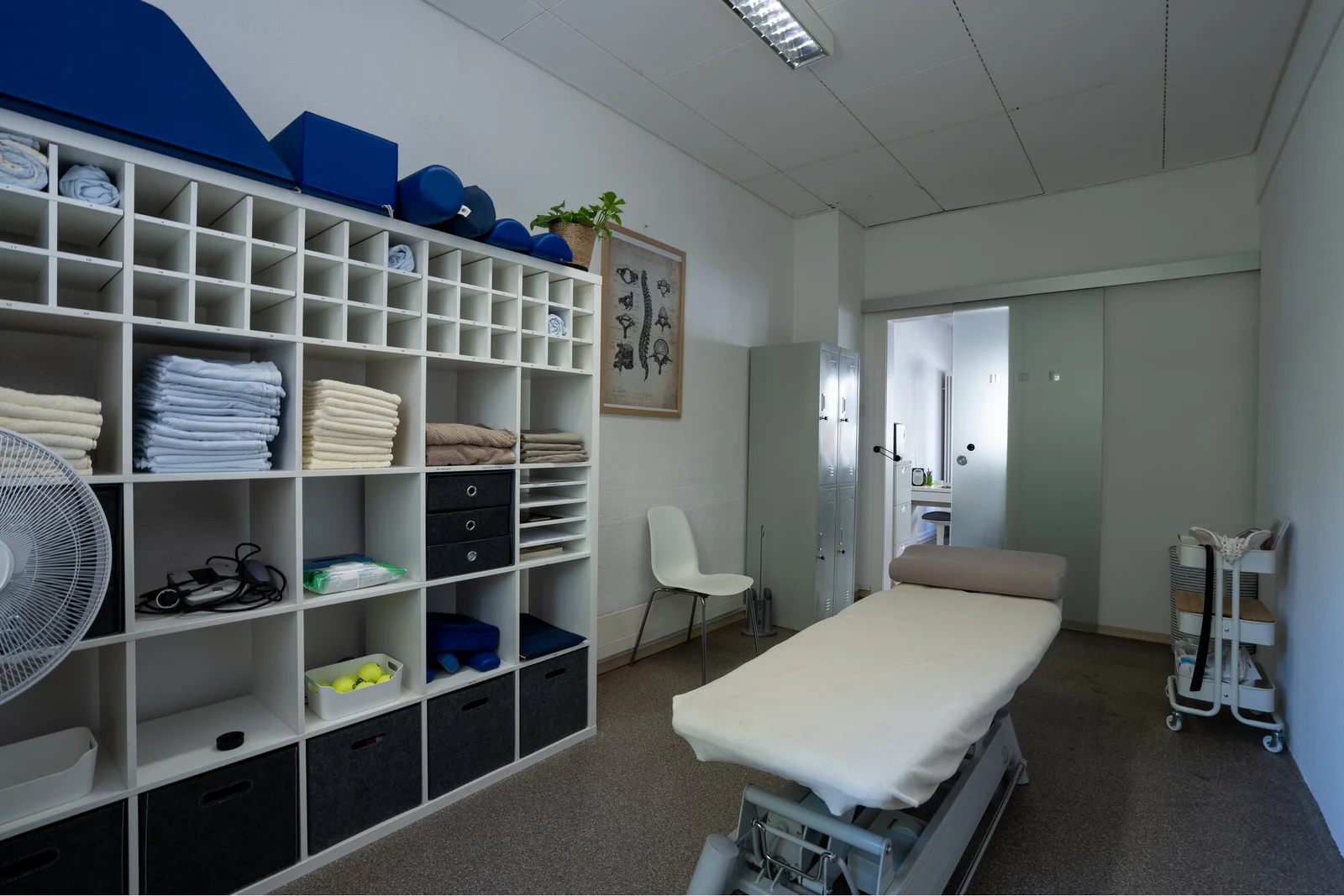 Behandlungsraum der Physiotherapie in Basel.