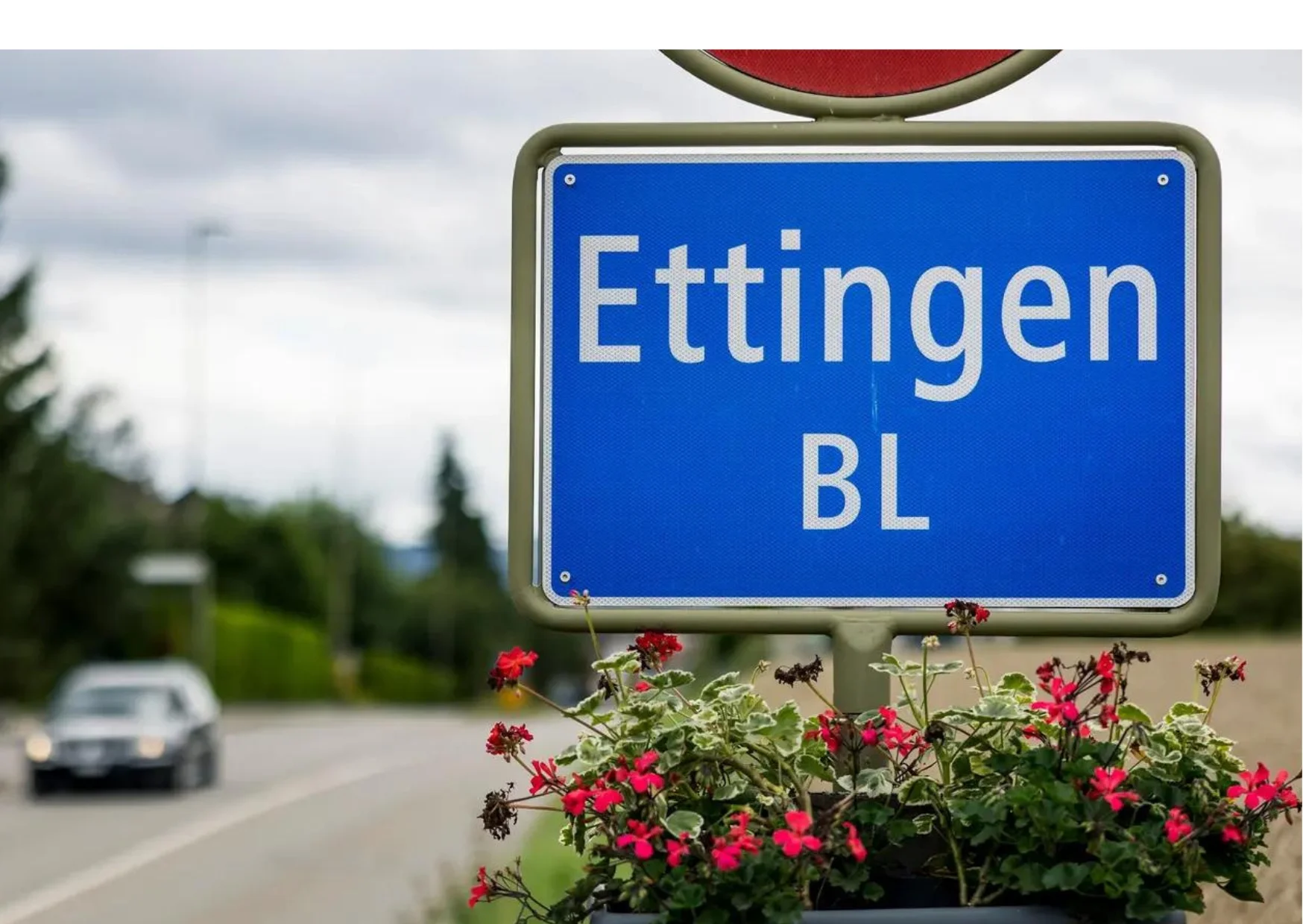 Physiotherapie-Praxis an der Gempenstrasse in Ettingen, ruhige Vorortgemeinde im Leimental. Helle Behandlungsräume, gepflegtes Gebäude mit gut sichtbarem Praxisschild. Behandlungssituation mit Therapeut und Klient, entspannte Atmosphäre. Grünes Umfeld, ruhige Quartierlage.