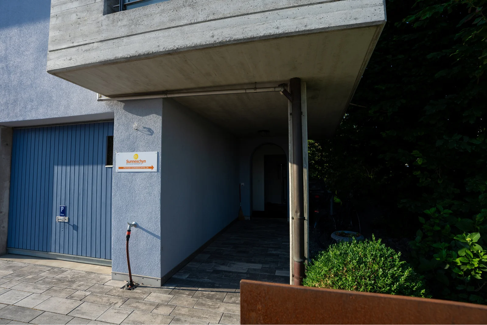 Eingang der Physiotherapie in Ettingen.