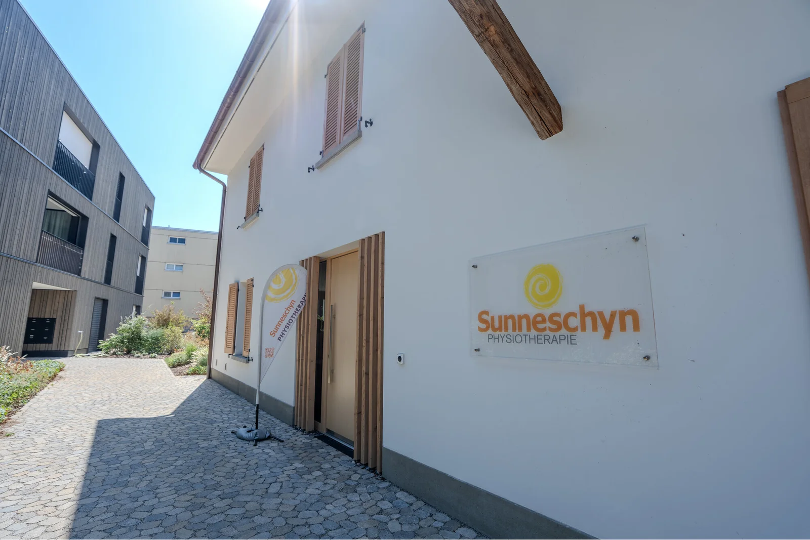 Eingang der Physiotherapie Sunneschyn an der Bahnhofstrasse in Möhlin mit Praxisschild.