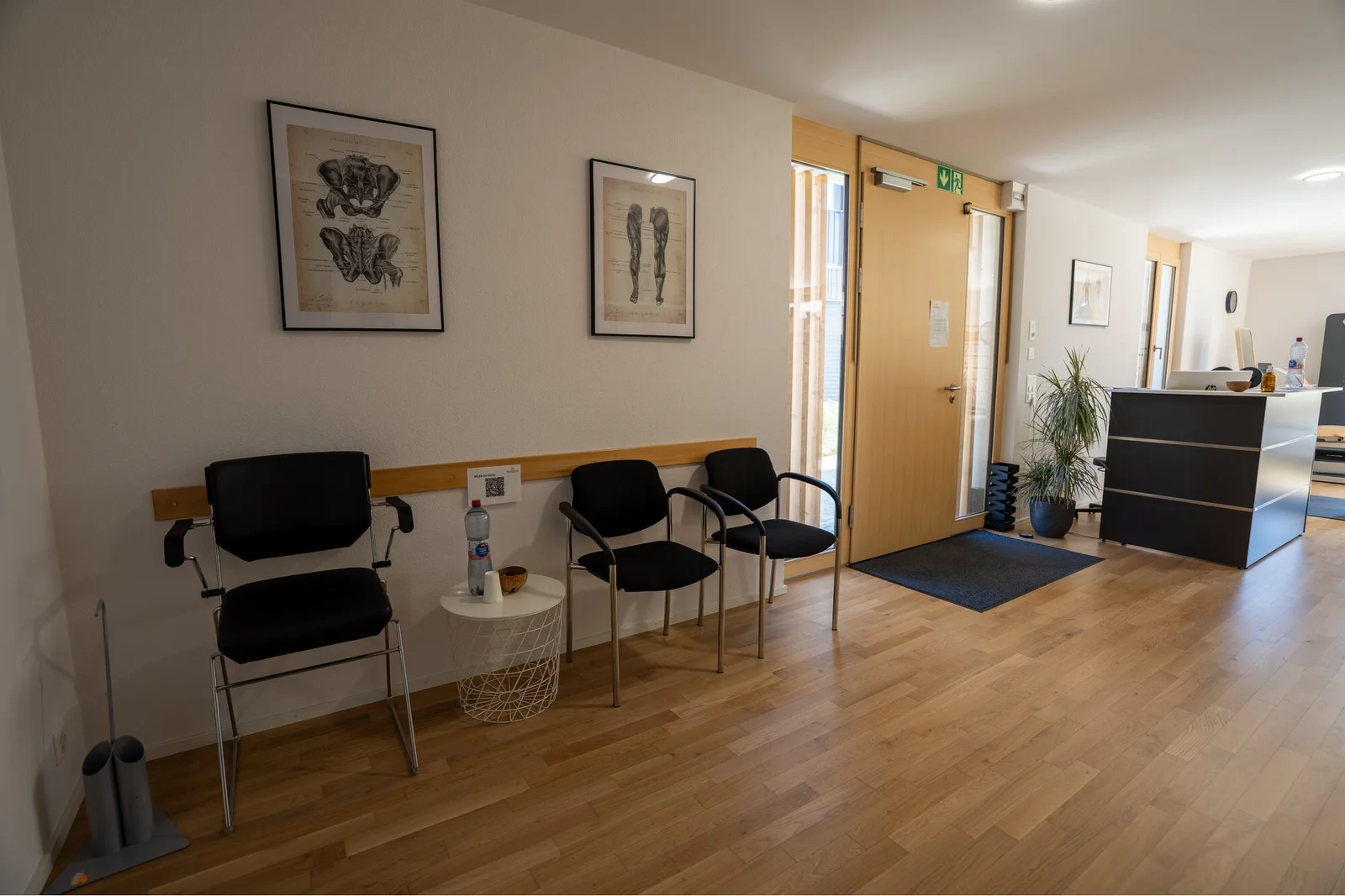 Wartebereich der Physiotherapie in Möhlin mit Stühlen und Blick zum Empfang.