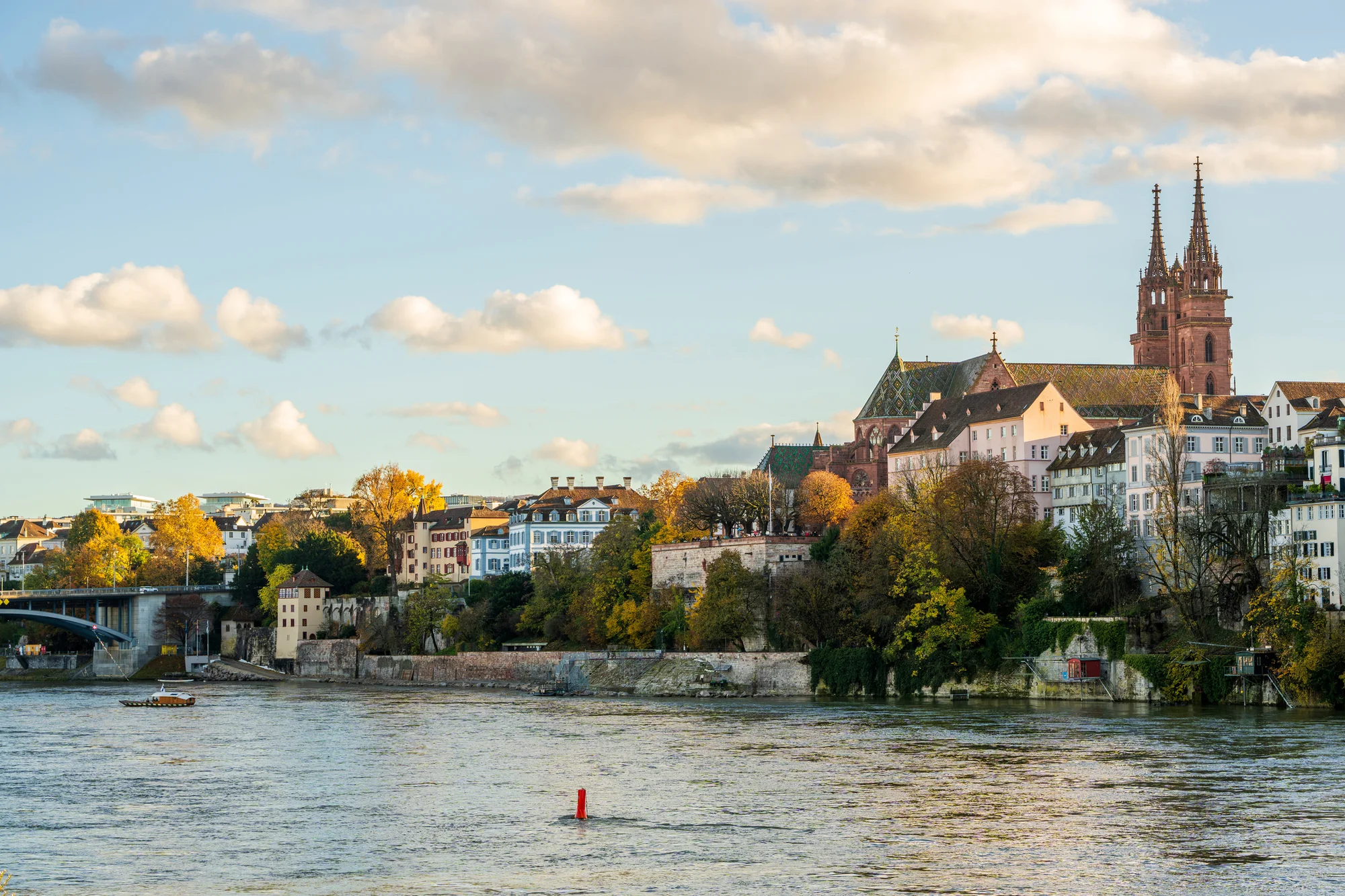 Luftaufnahme von Basel mit der Pauluskirche im Vordergrund, dahinter die Stadt, der Rhein und die Roche-Türme